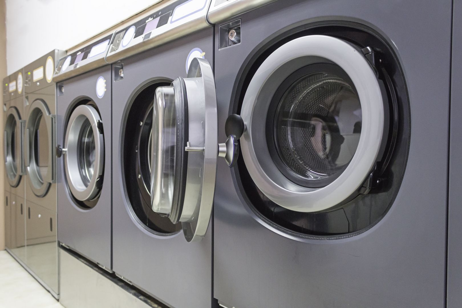 Praní, chemické čištění a žehlení prádla a dalšího materiálu