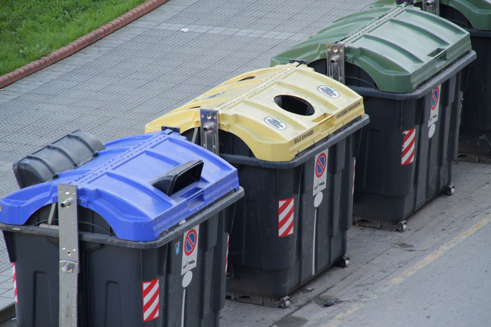 Zakázka na dodávka kontejnerů na odpad (Kontejnery) - Praha-východ