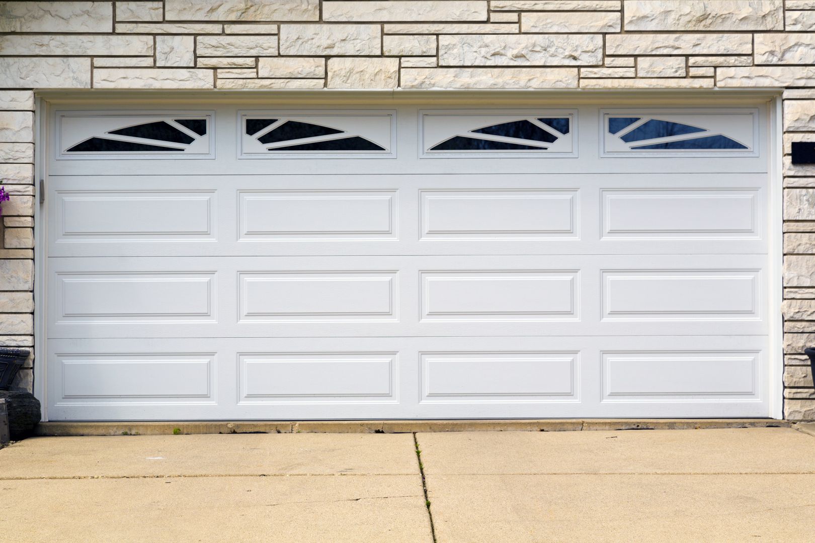 Poptávka na opravu garážových dveří vylomených větrem (Renovace oken a dveří) - Rakovník