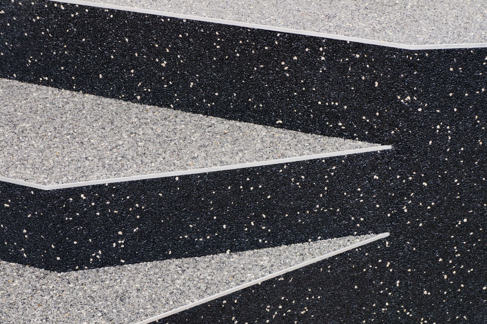 Dobetonování a povrchovou úpravu dvou venkovních betonových schodišť