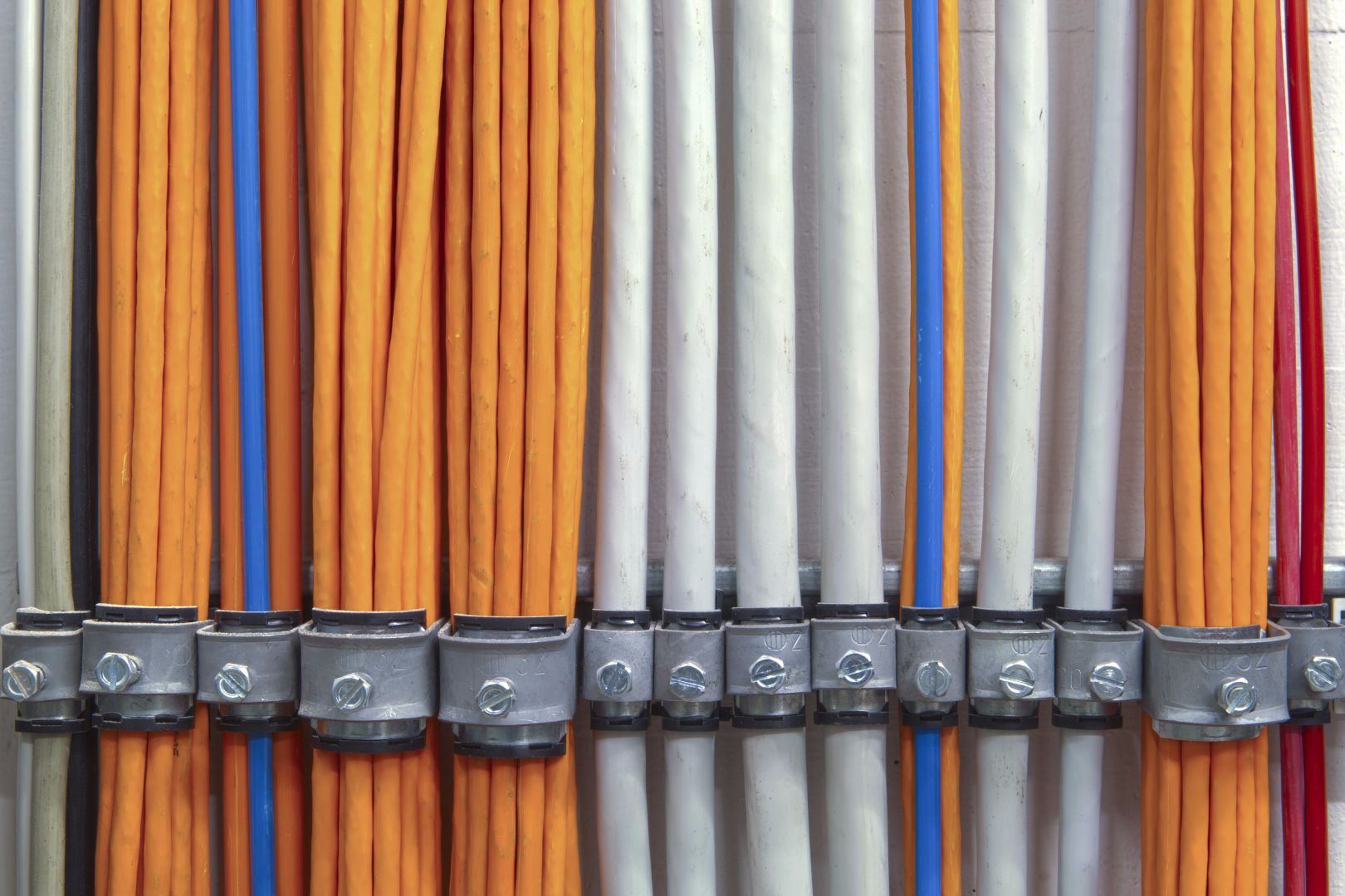 Výměnu přívodních el. kabelů v bytovém domě, 64 bytových jednotek
