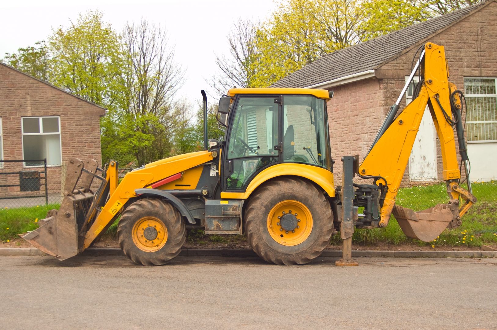 Poptávka na starý traktorbagr nebo pásový pro zemní práce (Stavební stroje) - Opava