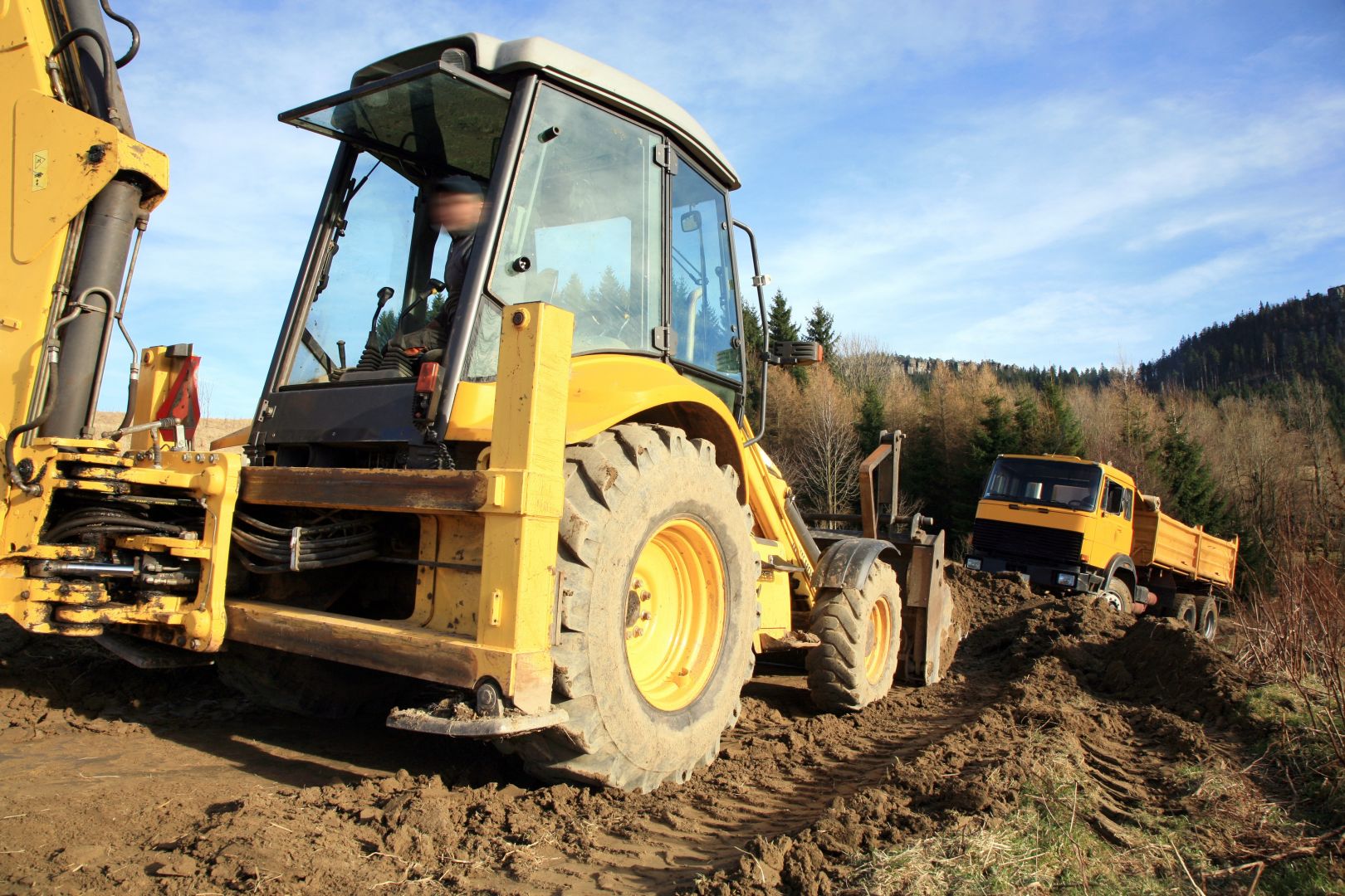 Zemní práce - traktorbagr na srovnání pozemku, 1.300 m2, Kunžak