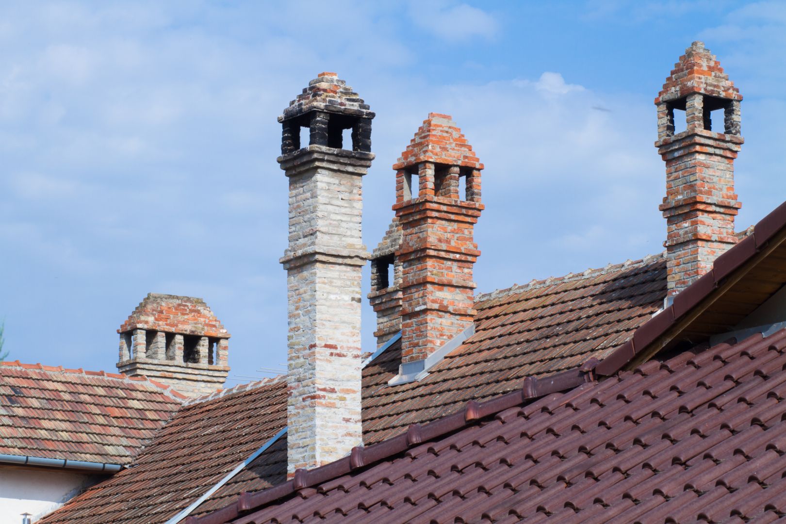 Izolovaný fasádní komín včetně prostupu stěnou na dřevostavbu, Praha a okolí