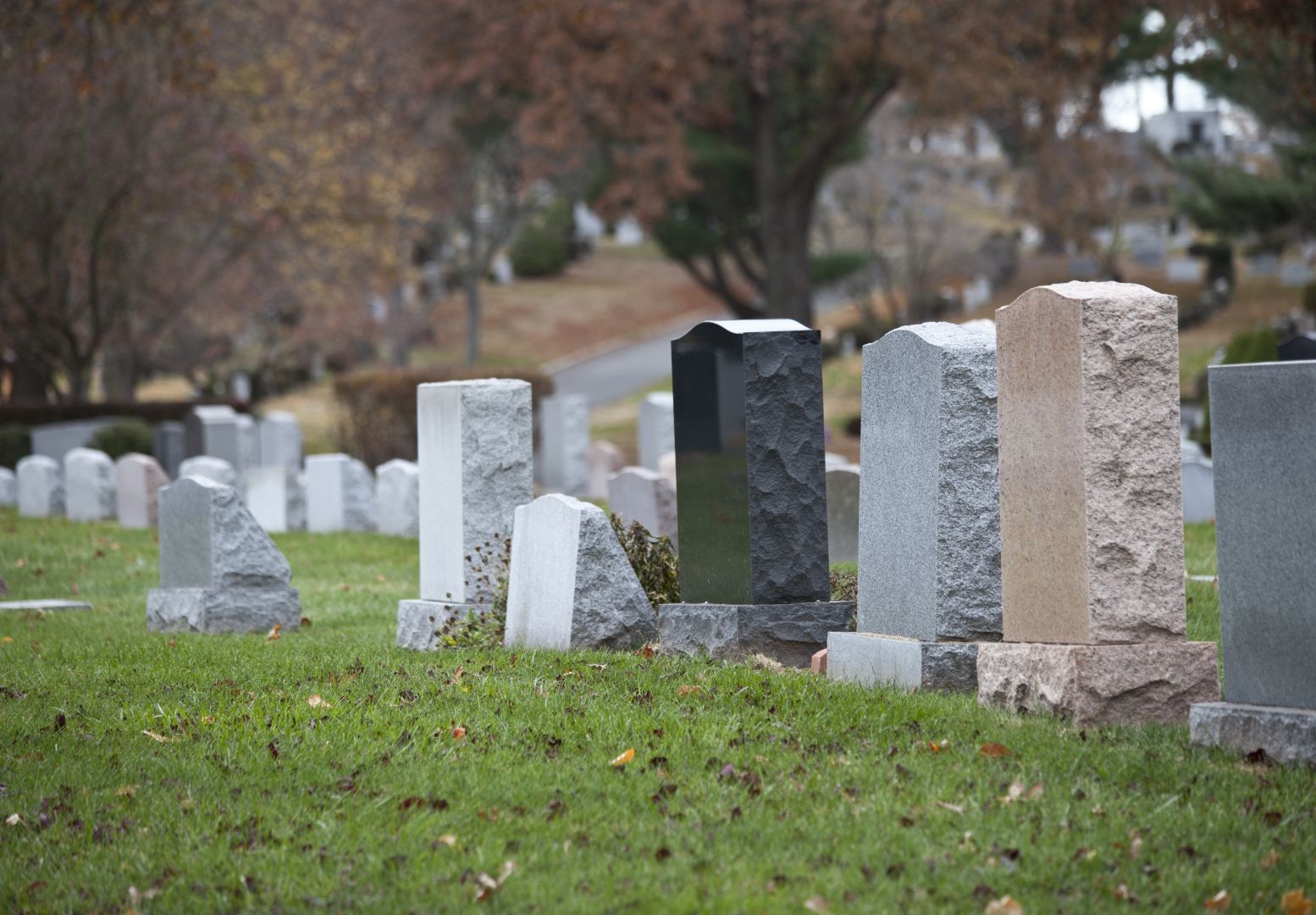Vyzdění hrobky a osazení kamennou deskou na hřbitově