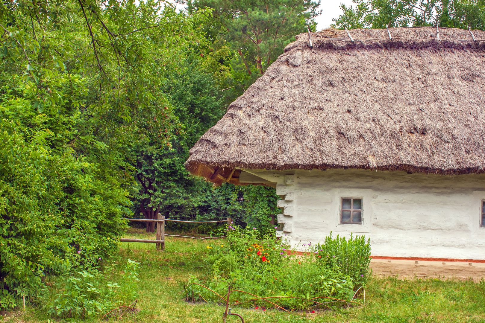 Koupi malé chatky na vlastním pozemku, 2+kk, Hradec Králové nebo okolí